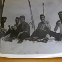 Počitek med pomladansko turno smuko na Kaninu, kamor je Peter 
Žigon leta  1968 popeljal tudi  skupino gospodarstvenikov in  jo 
navdušil za kasnejšo izgradnjo smučarskega centra. 
