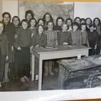 Peter Žigon z delom svojih učencev v bovškem obdobju.  Mnoge je 
popeljal od prvih smučarskih korakov  vse do vijuganja na 
Kaninu.