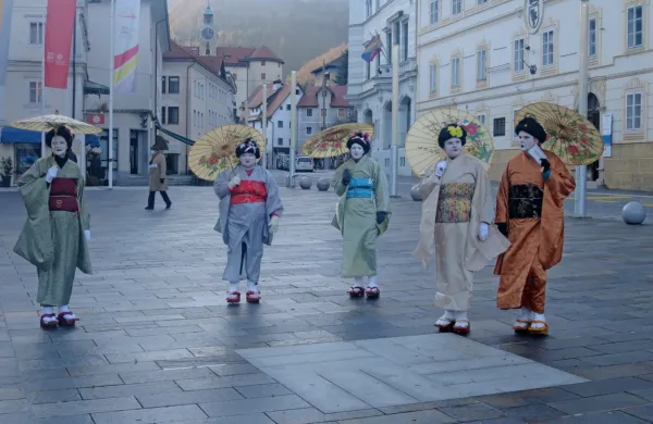 Japonske gejše, ki jih je živo srebro pripeljalo v Idrijo, na praznem 
(epidemiološko ustreznem) osrednjem idrijskem trgu. 