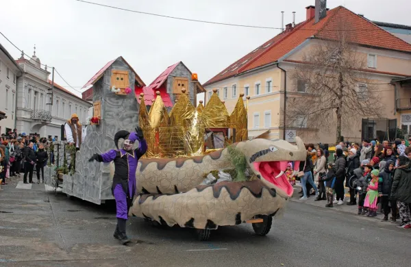 Jubilejne 50. pustne povorke po ulicah Postojne jutri ne bo. 
Turistično društvo pa upa na obeležitev drugih dveh jubilejev: 
20-letnice turistične zveze in 30-letnice Furmanskega praznika.