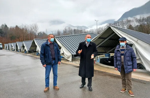 Minister Jože Podgoršek (v sredini) se je seznanil s problematiko, 
prav veliko  pa ni  obljubljal. 