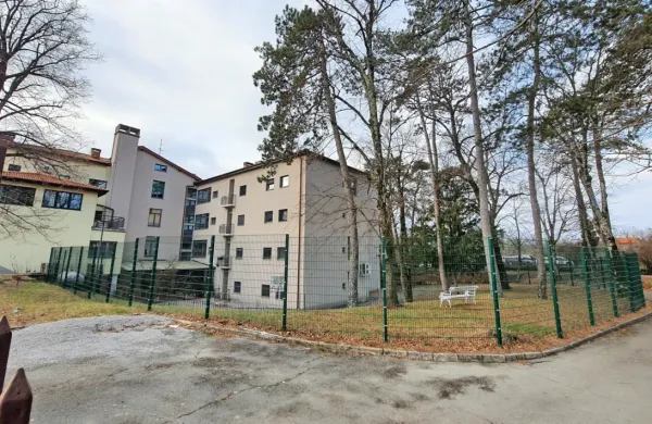 Dom na Krasu, v katerem je več kot 120 stanovalcev in nekaj deset zaposlenih, odvaja vse vode v dve greznici, ki sta premajhni za vse 
odplake. A nove čistilne naprave ne načrtujejo, ker nameravajo stanovalce razseliti.