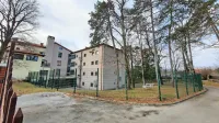 Dom na Krasu, v katerem je več kot 120 stanovalcev in nekaj deset zaposlenih, odvaja vse vode v dve greznici, ki sta premajhni za vse 
odplake. A nove čistilne naprave ne načrtujejo, ker nameravajo stanovalce razseliti.