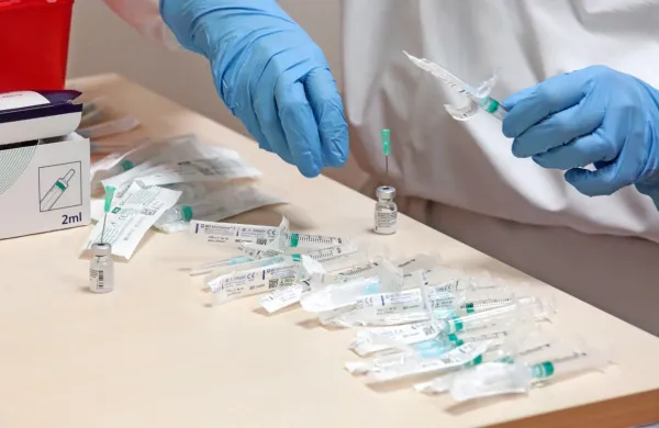 Na račun cepljenja najstarejših in najranljivejših, pa tudi že 
razmeroma velikega števila tistih, ki so covid-19 preboleli,  lahko 
računamo tudi na upad števila umrlih. 