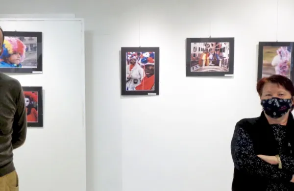 Predsednik Fotokluba Sušec Andrej Bergoč in članica Irena Štembergar na razstavi v Pavlovčevi galeriji 

