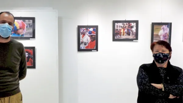 Predsednik Fotokluba Sušec Andrej Bergoč in članica Irena Štembergar na razstavi v Pavlovčevi galeriji 

