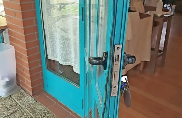  Neznanci so nedavno z izvijačem ali lomilko poskušali vlomiti v 
več lokalov v Ulici Gradnikove brigade.