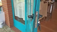  Neznanci so nedavno z izvijačem ali lomilko poskušali vlomiti v 
več lokalov v Ulici Gradnikove brigade.