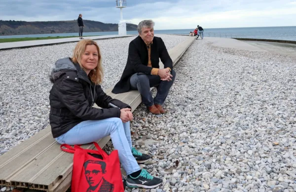Prevajalka  Špela Žakelj in založnik Vlado Grlica sta se srečala v 
Izoli, kjer ona prevaja in kamor se on pogosto  vrača domov.
