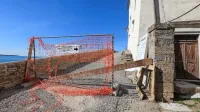Kamniti tlak, ki so ga  že položili, so morali delavci odstraniti in ga 
bodo položili znova.