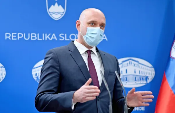 Državni sekretar na gospodarskem ministrstvu Simon Zajc: “Bolj 
se bo epidemiološka slika izboljševala, več izjem bo veljalo in večji 
izziv bo napisati odloke čim bolj pregledno. Kdaj nam to uspeva, 
kdaj pa tudi ne.”