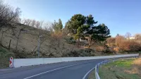Pogled na ogoljeno in povsem drugačno  brežino od daleč ... 