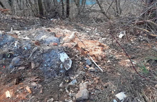 Na črno odloženi gradbeni odpadki na  breg Reke