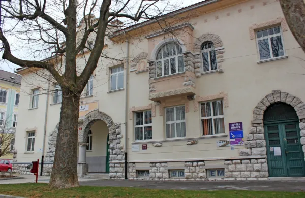 Ena od možnih lokacij visoke šole je stavba na Ljubljanski cesti, kjer zdaj delujeta Ljudska univerza 
in višja šola.