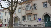 Ena od možnih lokacij visoke šole je stavba na Ljubljanski cesti, kjer zdaj delujeta Ljudska univerza 
in višja šola.