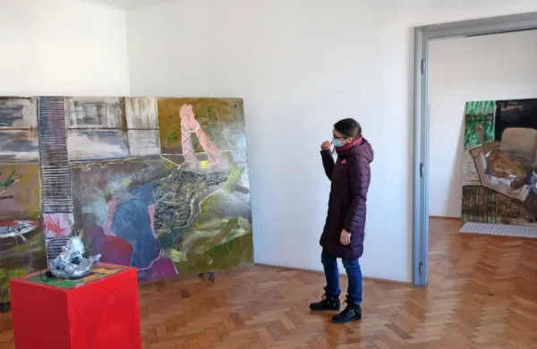  (Ne)udobje Luke Široka neudobje ustvarja tudi s postavitvijo, ki jo sta jo zasnovala skupaj s kustosinjo pivške Hiše kulture Mojco Grmek.  