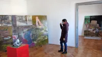  (Ne)udobje Luke Široka neudobje ustvarja tudi s postavitvijo, ki jo sta jo zasnovala skupaj s kustosinjo pivške Hiše kulture Mojco Grmek.  
