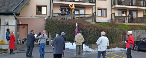 Viktor Kirn je zapel z balkona in prijateljem pod njim naročil, naj 
pazijo na Slovenijo.