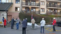 Viktor Kirn je zapel z balkona in prijateljem pod njim naročil, naj 
pazijo na Slovenijo.