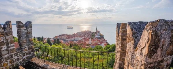 Pogled na Piran z obzidja.
