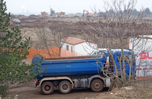  Na območju, kjer bo stal največji logistični center v Sloveniji, so že 
začeli pripravljati teren, kolikor to dopušča obstoječi lokacijski 
načrt.