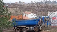  Na območju, kjer bo stal največji logistični center v Sloveniji, so že 
začeli pripravljati teren, kolikor to dopušča obstoječi lokacijski 
načrt.