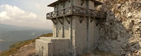 Vodni stolp je najvišja ohranjena rimska arhitektura v Sloveniji. 
Omogočal je, da so se prebivalci lahko oskrbovali z vodo tudi med 
obleganji sovražnikov.