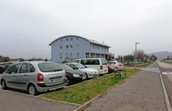 Zgornji del zemljišča, ki gre na dražbo (brez Pergarjeve stavbe v 
ozadju), dostop z Industrijske ceste pa je izvzet  iz prodaje.  