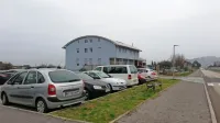 Zgornji del zemljišča, ki gre na dražbo (brez Pergarjeve stavbe v 
ozadju), dostop z Industrijske ceste pa je izvzet  iz prodaje.  