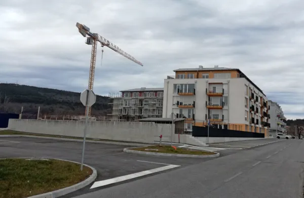 Levo do zadnjega bloka  v Brinju bo zrasel še eden, kjer bodo 
varovana stanovanja. 