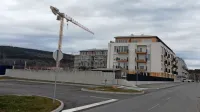 Levo do zadnjega bloka  v Brinju bo zrasel še eden, kjer bodo 
varovana stanovanja. 