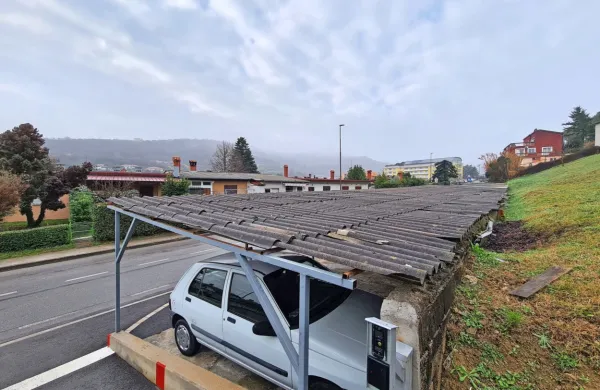 Nadstreški, garaže, lope so ponekod (fotografija je iz Olma) še 
vedno prekriti z azbestno kritino.
