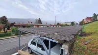 Nadstreški, garaže, lope so ponekod (fotografija je iz Olma) še 
vedno prekriti z azbestno kritino.