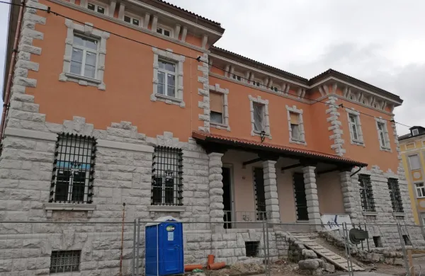 Prenova stavbe, ki bo rešila prostorsko problematiko treh državnih organov, bo predvidoma zaključena poleti.