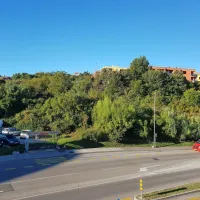 Lokacija, na kateri bodo zgradili tri stolpiče z javnimi najemnimi 
stanovanji.