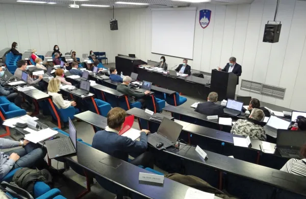 Sežanski občinski svetniki so se zbrali v veliki sejni dvorani in na eno prihodnji sej  povabili ministra Andreja Vizjaka. Od njega pričakujejo pojasnila o načrtovani zajezitvi na Suhorici.   