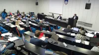 Sežanski občinski svetniki so se zbrali v veliki sejni dvorani in na eno prihodnji sej  povabili ministra Andreja Vizjaka. Od njega pričakujejo pojasnila o načrtovani zajezitvi na Suhorici.   