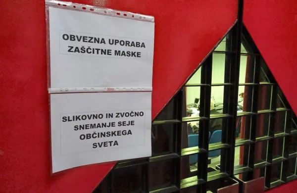 Sežanski občinski svet   uporablja v času covida za seje  veliko sejno 
dvorano, da svetniki ohranjajo varno medsebojno razdaljo.