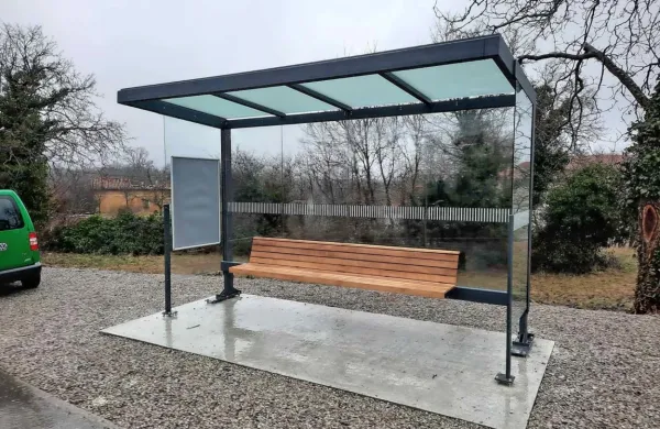 Lokev je dobila lično urejeno postajališče v “Dulnji vasi”, v bližini  
pršutarne.