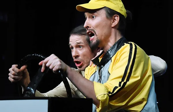  Peter Harl (levo) in Jure Kopušar med divjo vožnjo s taksijem 