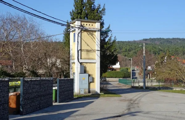 Obstoječa transformatorska postaja v Lokvi ne zagotavlja dovolj elektrike za vse porabnike v središču kraja.  