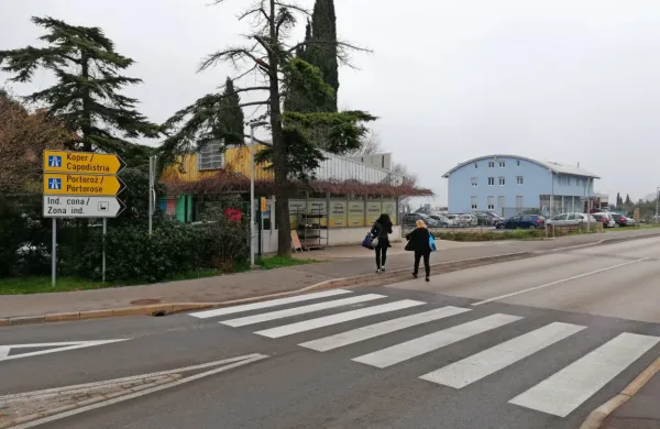 Podjetje Agrolit, ki  ima v  lasti  zemljišče s  prodajalno (v ospredju 
fotografije), je kupilo  še bližnjo  parcelo  s parkiriščem in vrtom, vidi  
se le parkirišče.     