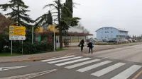 Podjetje Agrolit, ki  ima v  lasti  zemljišče s  prodajalno (v ospredju 
fotografije), je kupilo  še bližnjo  parcelo  s parkiriščem in vrtom, vidi  
se le parkirišče.     
