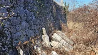 Tako so videti zavrženi nagrobniki  pokopališča v Škocjanu, ki  je 
spomenik državnega pomena. 