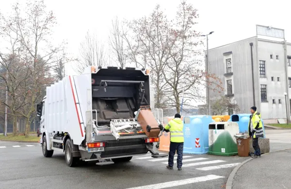 Odpadke v Šempetru in Vrtojbi  po novem odvaža Avtoprevozništvo Frelih, cena za občane ostaja nižja kot drugod na Goriškem. 