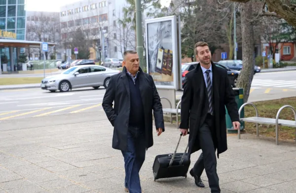 Franjo Keleminović (levo), ki mu sodijo zaradi mazaštva in oderuštva, z odvetnikom Romanom 
Završkom 