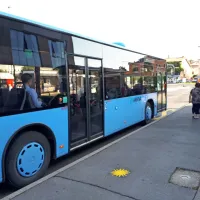 Po novem se bodo morali tedensko testirati  tudi vozniki  avtobusov v javnem potniškem prometu in osebje v železniškem 
prometu. 
