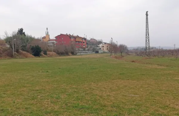 Čez to kmetijsko zemljišče bi radi krajani Sečovelj speljali cesto, tako imenovano severno obvoznico. Četudi 
bi jo država občini dala, je ne bi mogli zgraditi, dokler ne bo sprejet piranski občinski prostorski načrt.