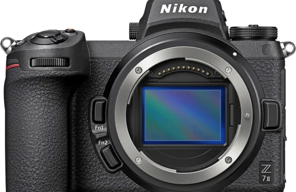 Nikon Z7II. Značilnost serije Z je nov in precej velik bajonetni nastavek za objektive.