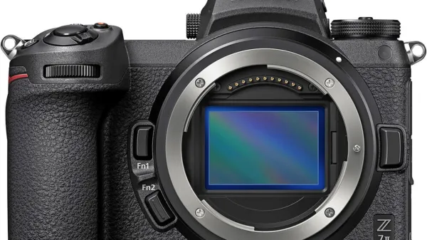 Nikon Z7II. Značilnost serije Z je nov in precej velik bajonetni nastavek za objektive.